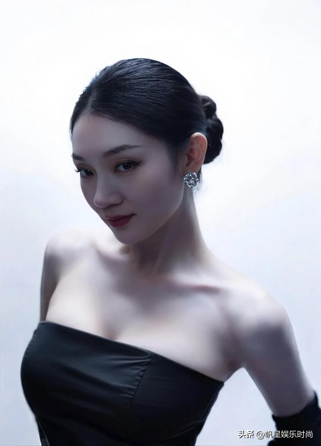 这身黑色抹胸皮质上衣，勾勒出简洁利落的线条，搭配同色系长手套，为整体增添了几分优