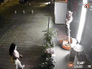广东惠州一对情侣晚上走路回家时，只因女友看了一眼别人店铺门口的花，男友便想要把花