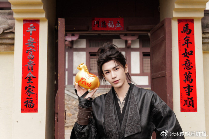 张凌赫的元宵午餐被哥晒的海鲜面狠狠馋到！还默默好奇他爱吃啥馅元宵～张凌赫拍的元宵