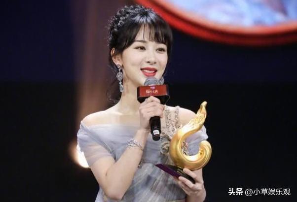 白玉兰颁奖夜，杨紫赢了奖杯，却似乎没完全赢下人心。演技“模式化”之争、数据与口碑
