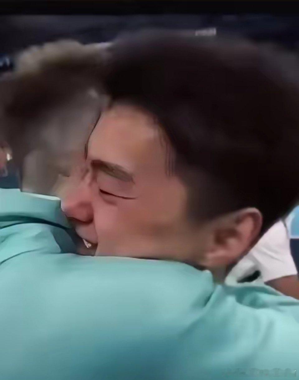 白俄罗斯icon运动员利特维诺维奇icon获得男子蹦床的金牌icon，比赛结束后