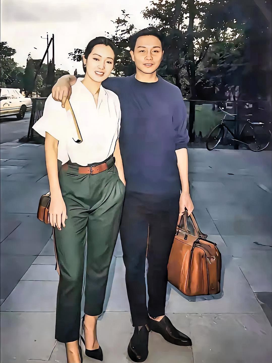 天呐！这对的氛围感也太绝了吧！
 
家人们，谁能认出这两位是谁？女生穿白衬衫配墨