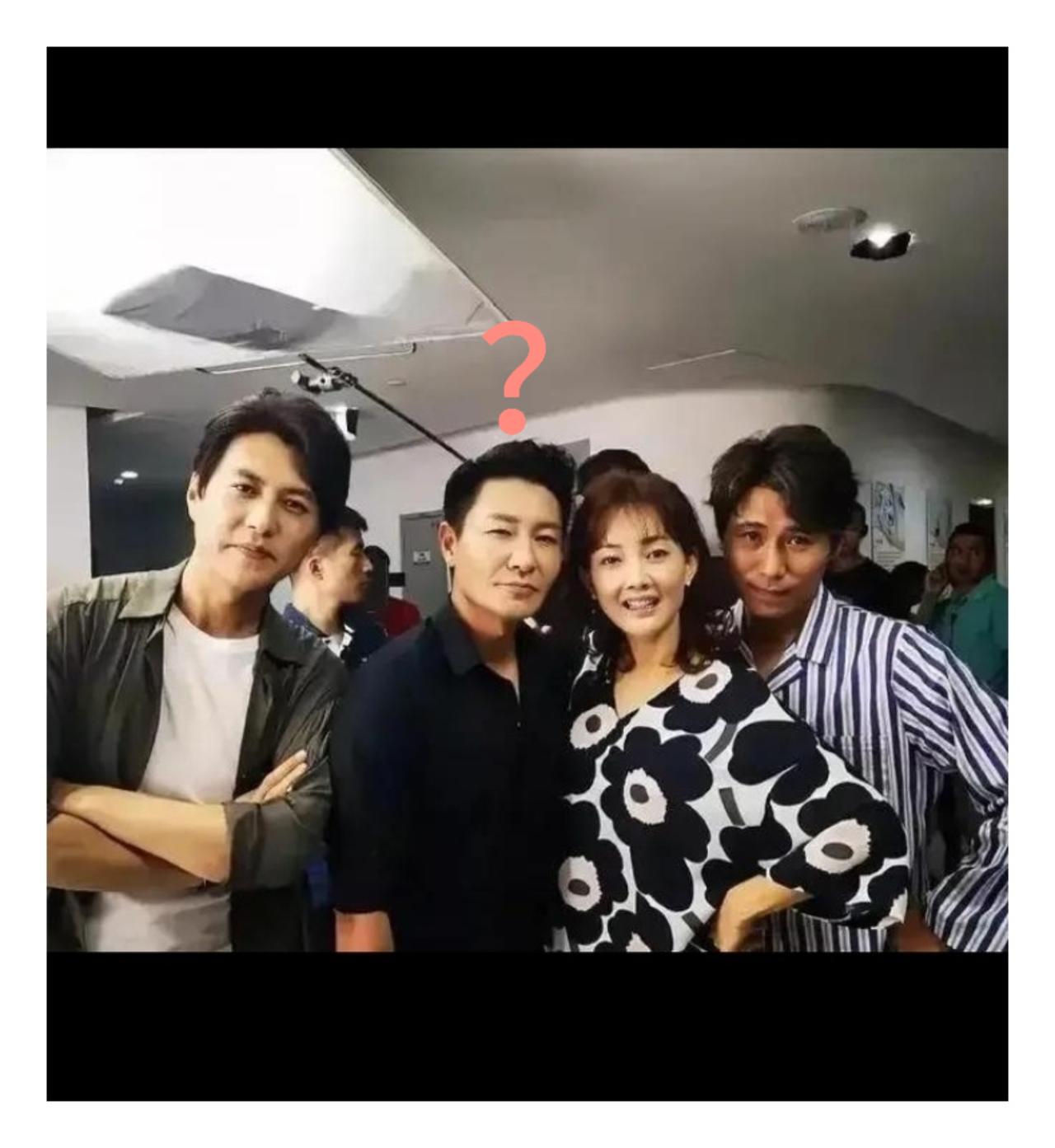穿着黑衬衣眯着眼睛的这位男演员是谁？感觉他比靳东李乃文还要帅，难怪牛莉靠他那么近