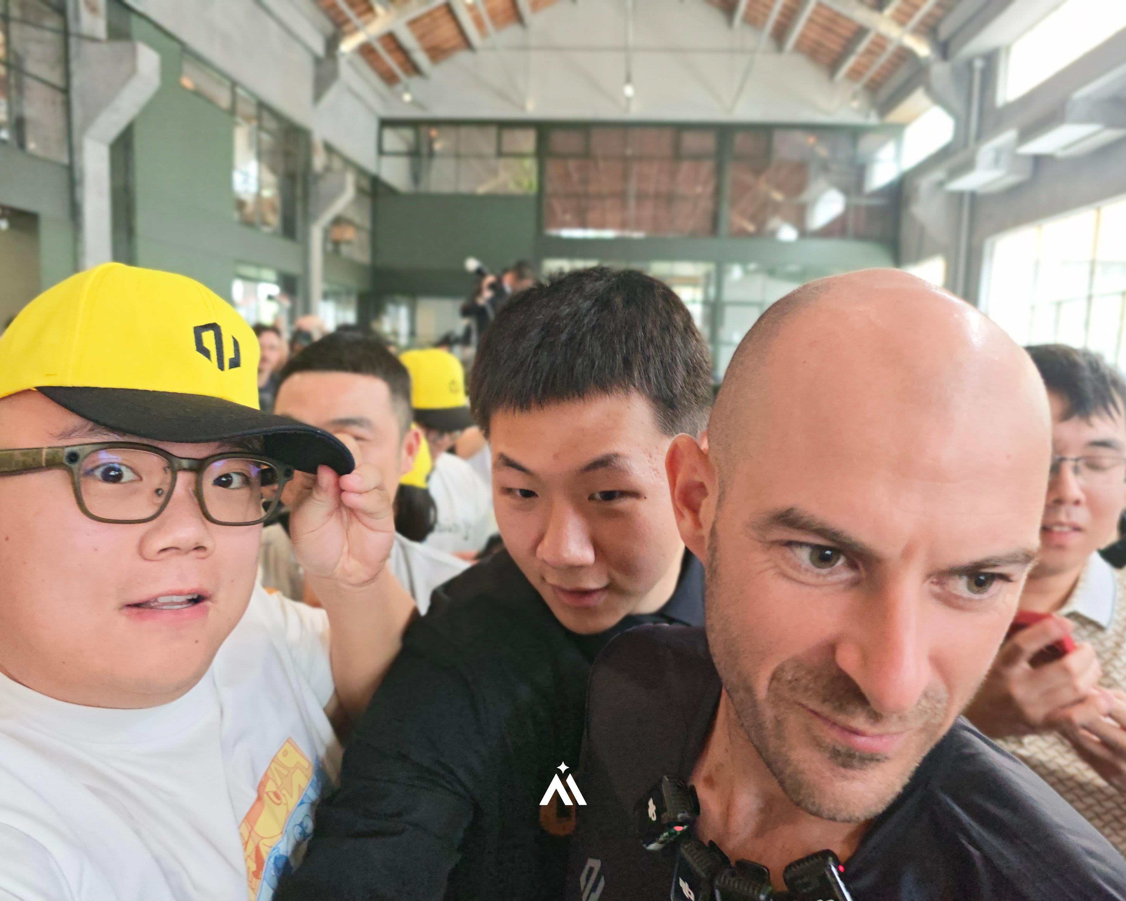 今天零跑在杭州搞了一个德比斯粉丝见面回，德比斯好像是自己也是零跑的车主，现场来了