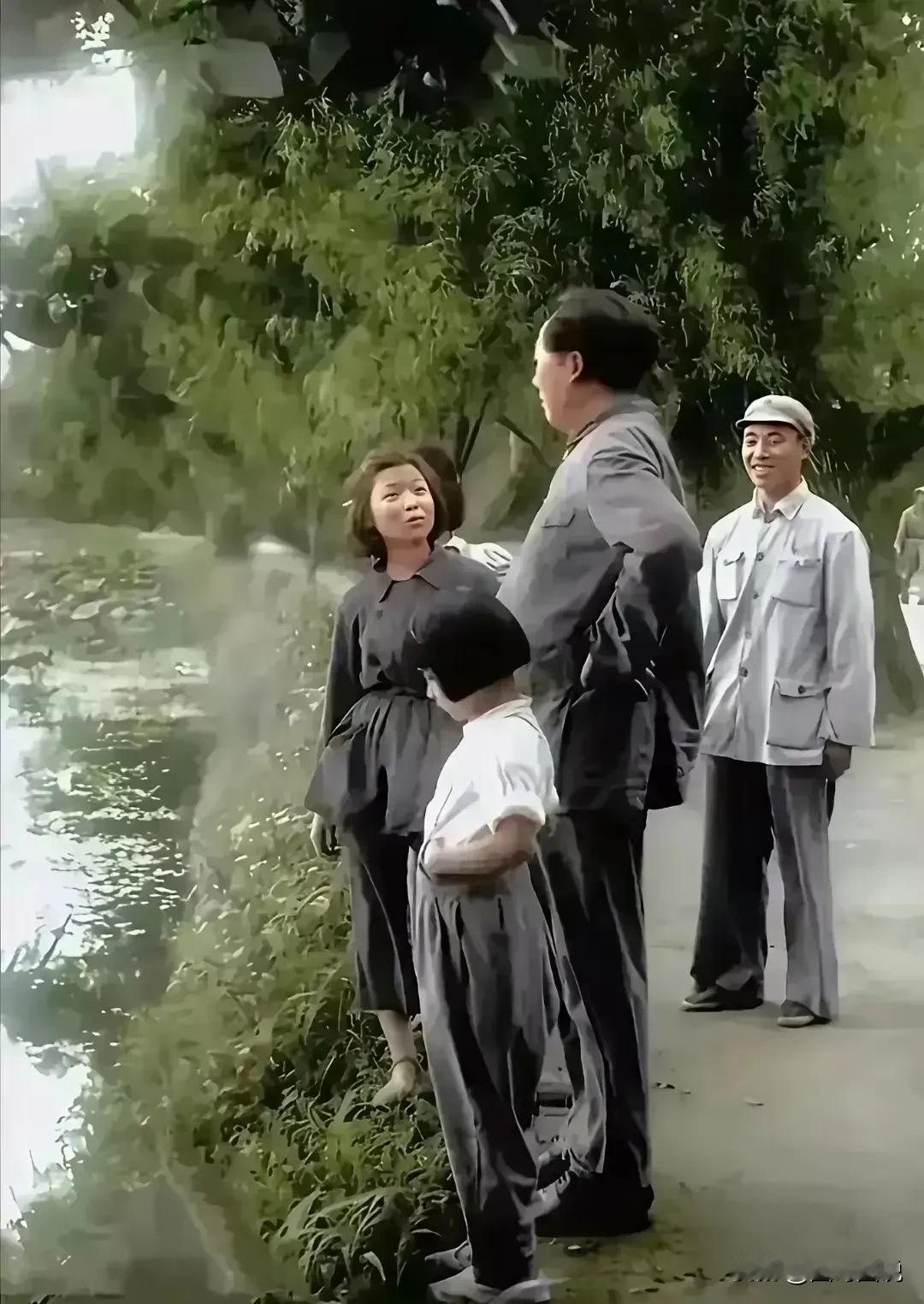 难得一见的照片，
女儿学着父亲的模样，
双手叉腰，
相似度还是很高的。