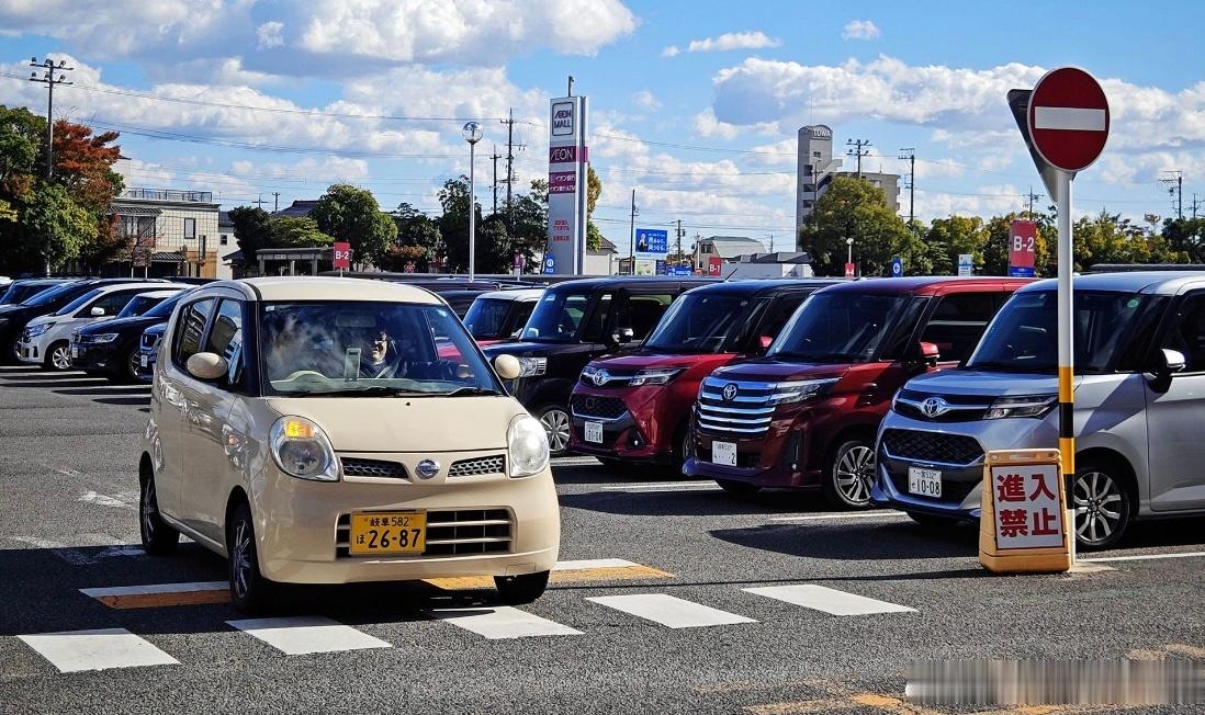 日本好多车都是为了窄路而生。嘴筒子短短的。可可爱爱的。 