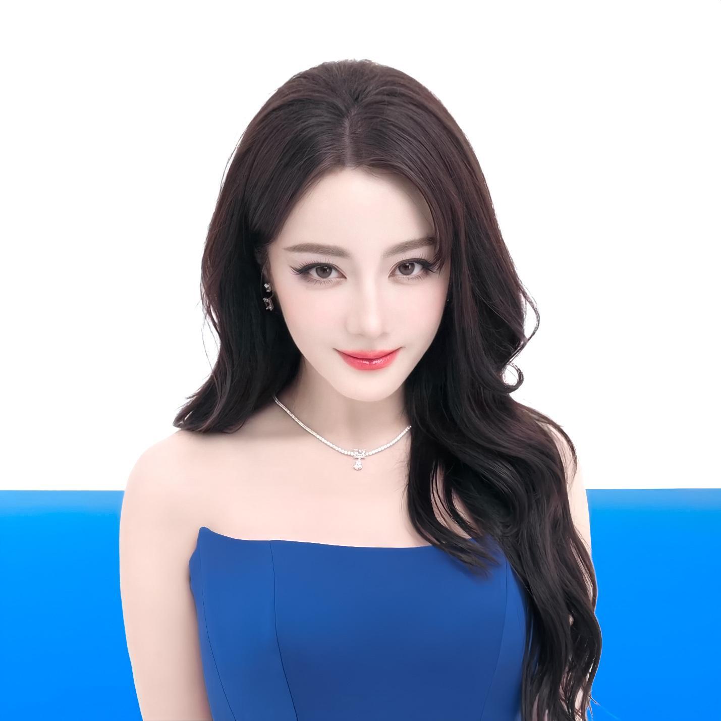 迪丽热巴 人生这条路很长，未来如星辰大海般璀璨，不必踟蹰于过去的半亩方糖。那些所