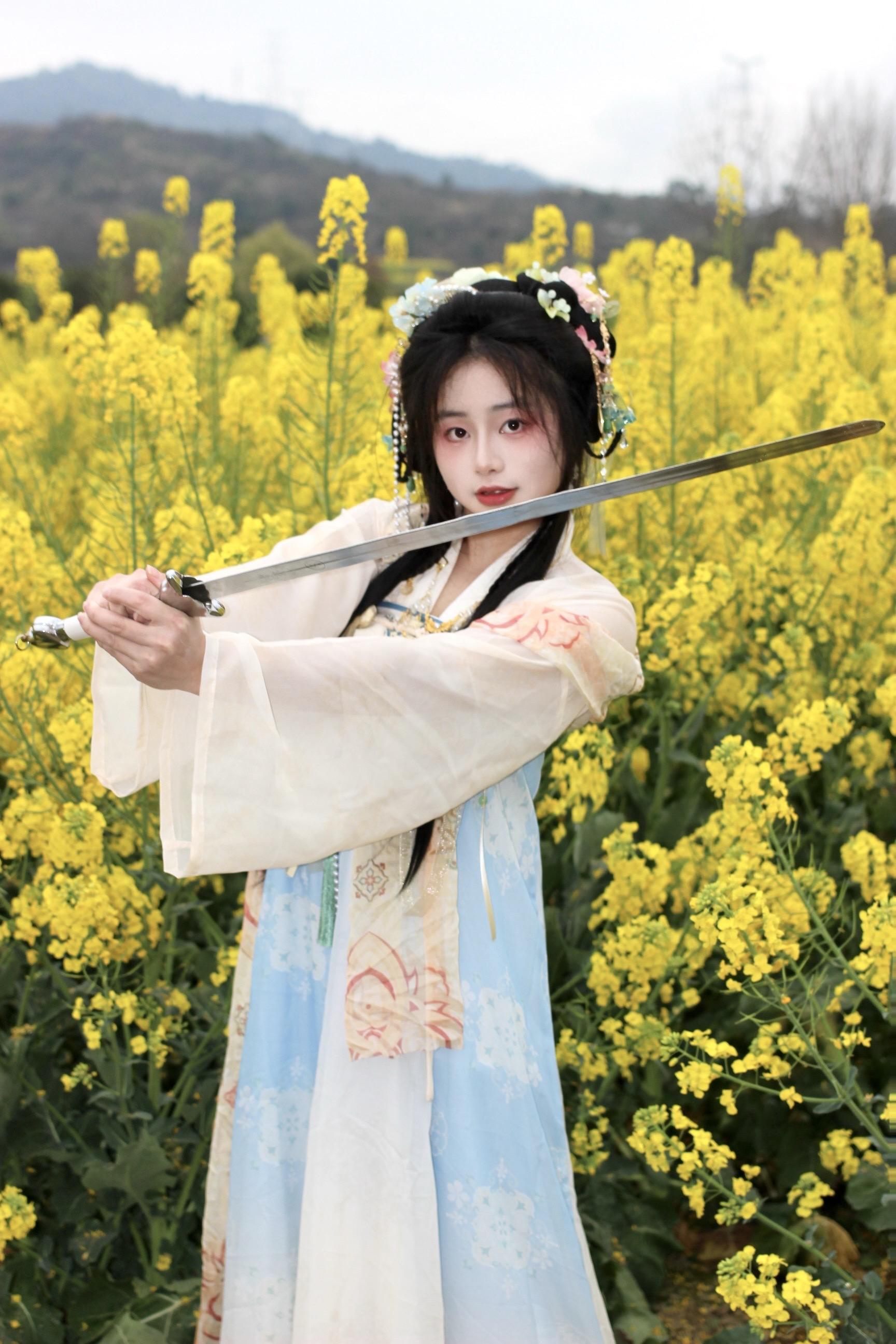 今日看看我这柄剑，是否还衬得上这如玉风骨。