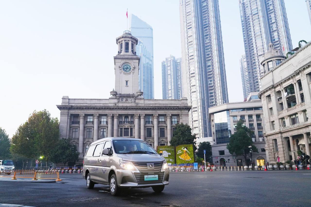 菱智新能源创富忙，一公里一毛省钱强
多拉快跑致富路，拉人拉货一肩当