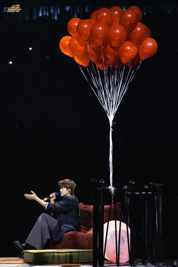 张杰正式确诊为张杰屁股粉 张杰成都演唱会，白西装扭腰那一下，我直接原地宣布：我是