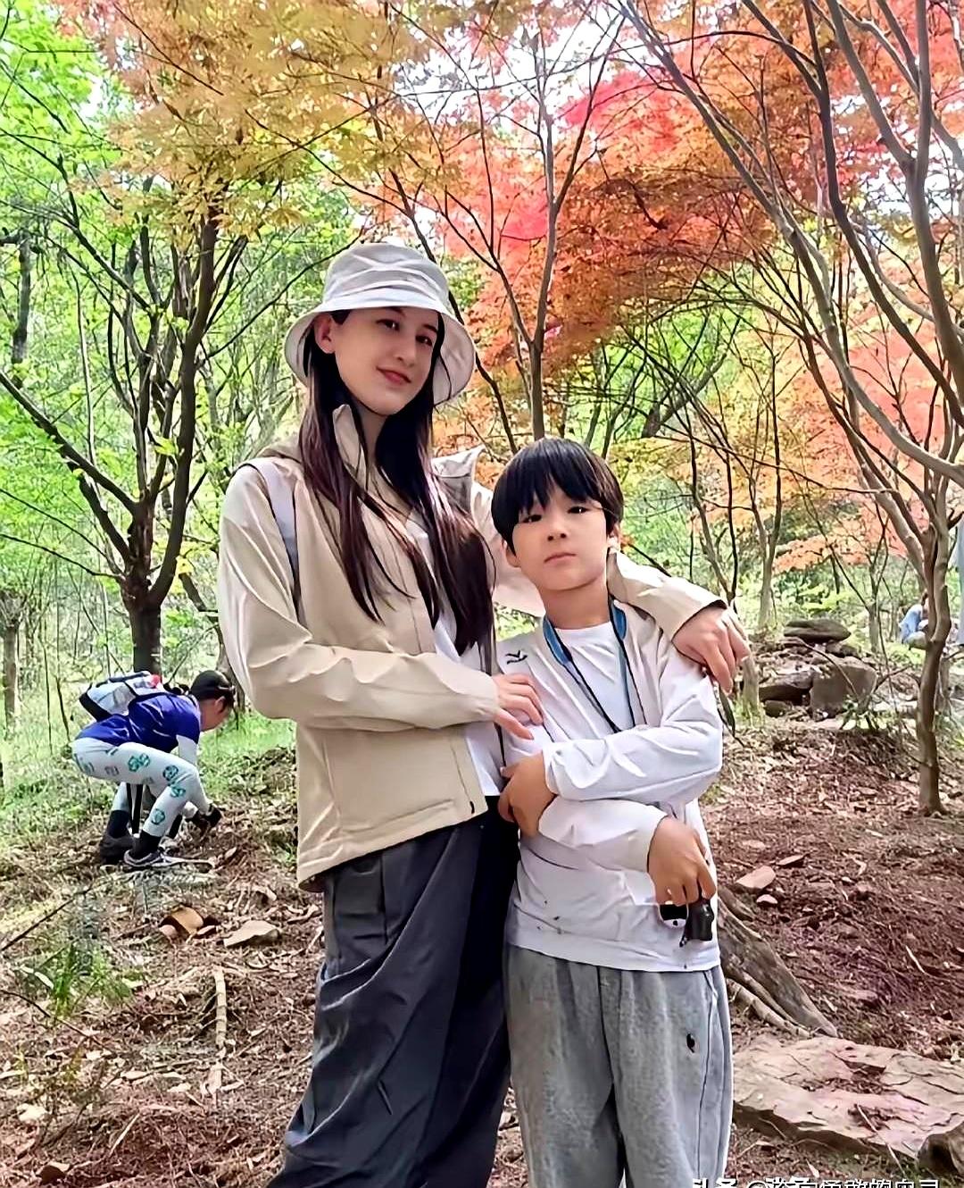 以前总觉得二儿子容易被忽略，没想到黄圣依偏爱杨安麟，真不是没道理。
这孩子201