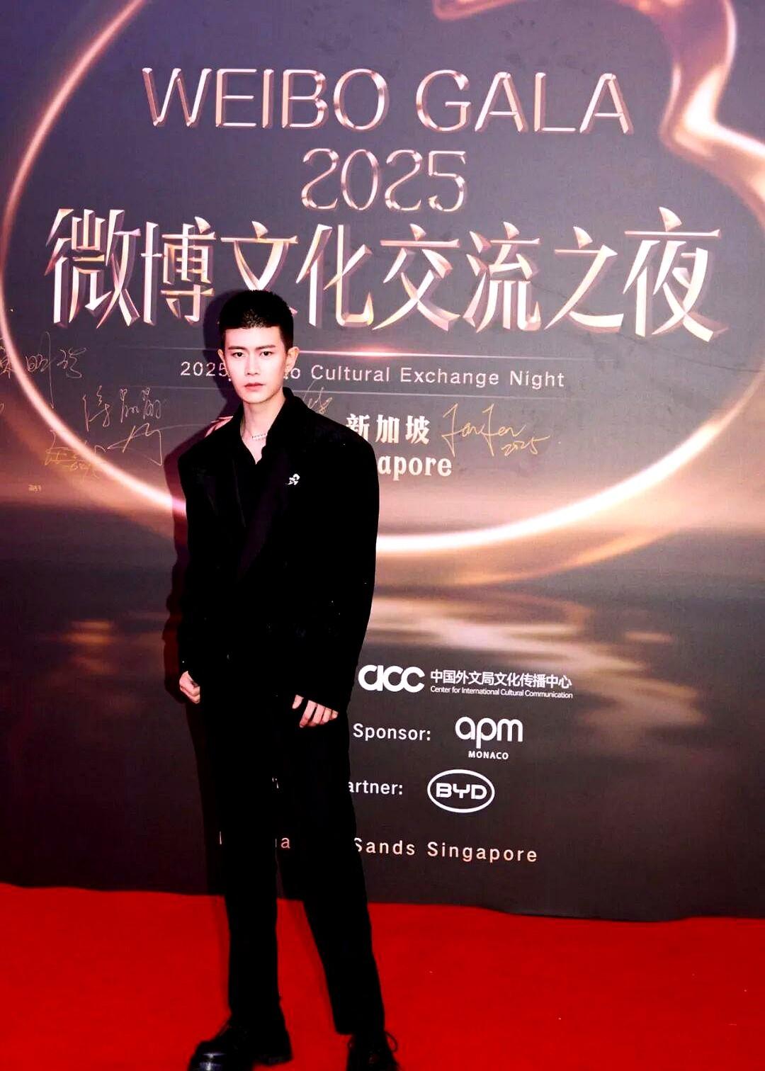 昨天晚上，任嘉伦在新加坡出席了微博文化交流之夜的活动，在这次活动中，他进行了自己