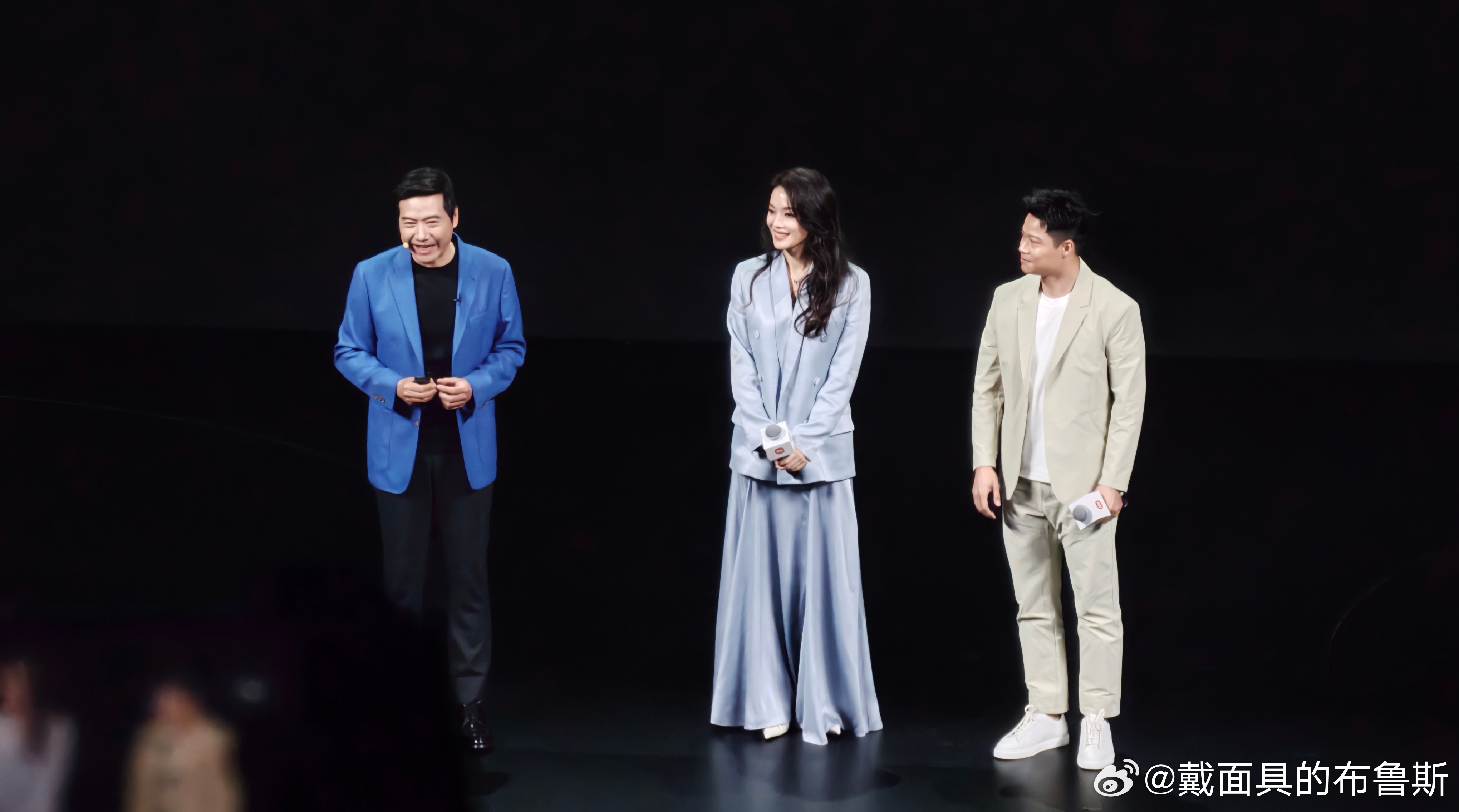 小米新SU7官宣舒淇苏炳添代言   谁能想到当年大家瞎玩的“SU7=舒淇”谐音梗