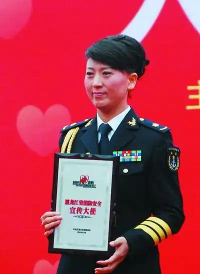 近日，演员闫学晶在直播中谈及儿子的收入时称，其拍一部戏的片酬可达几十万元，但依然