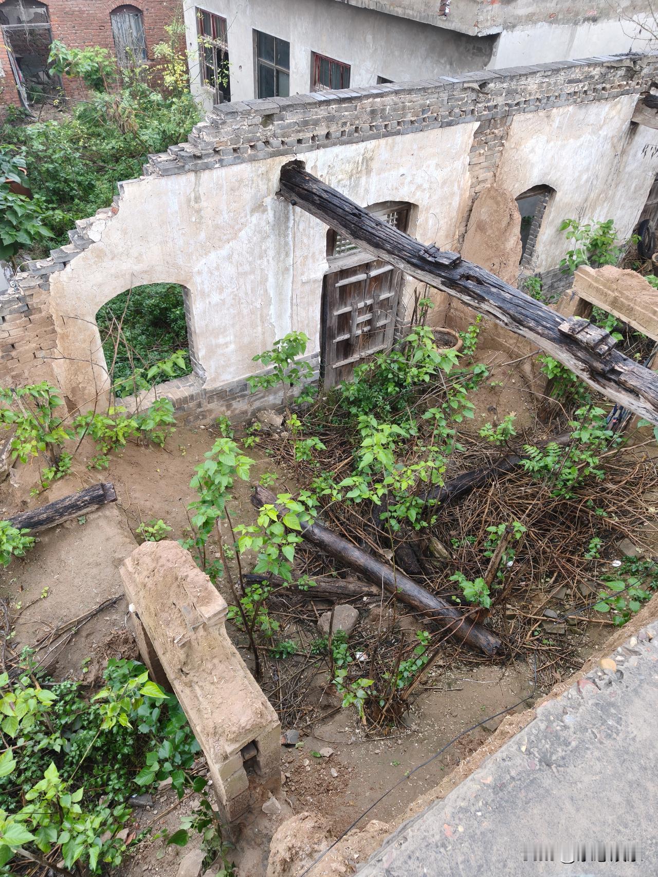 今天回老家看看，农村老房子成啥样了，1999年龄房架，这是没有人住，要是住的人多