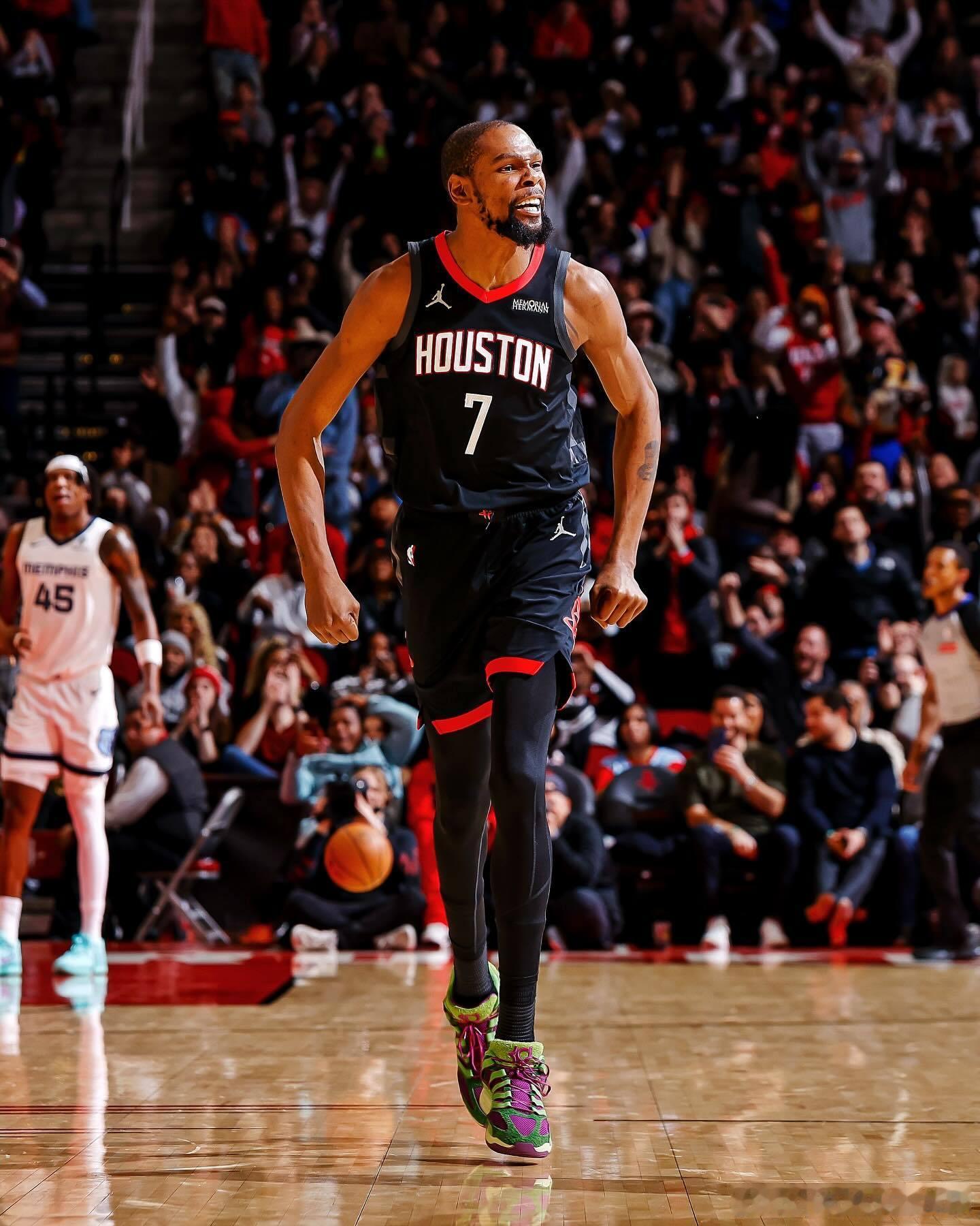 凯文·杜兰特过去三场比赛场均数据：▪️33.7分▪️7.3篮板▪️2.7助攻▪️