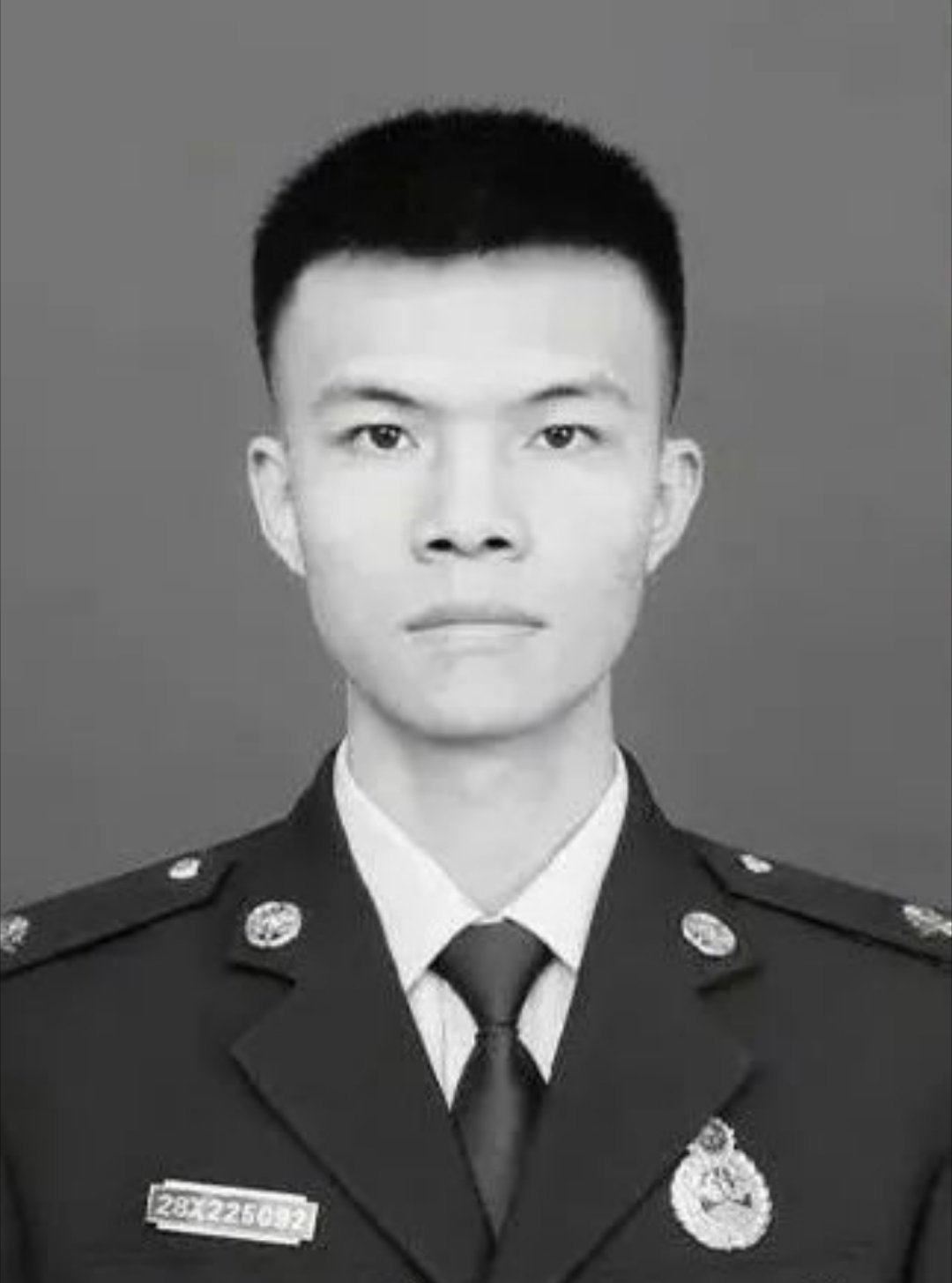 消防战士赵丹，2020年8月13日，抗洪抢险中奋力施救落水孕妇，因水流湍急体力不