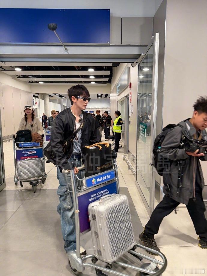 花少8出发阿根廷录制花少8最后一站去阿根廷 花少众人出发前往阿根廷，本季旅行迎来