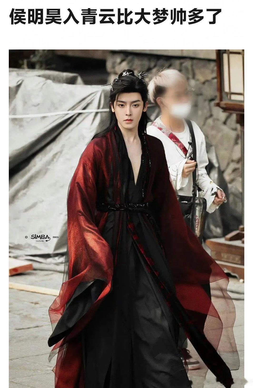 侯明昊他不禁夸呀，少白的时候也是这样说的 ​​​