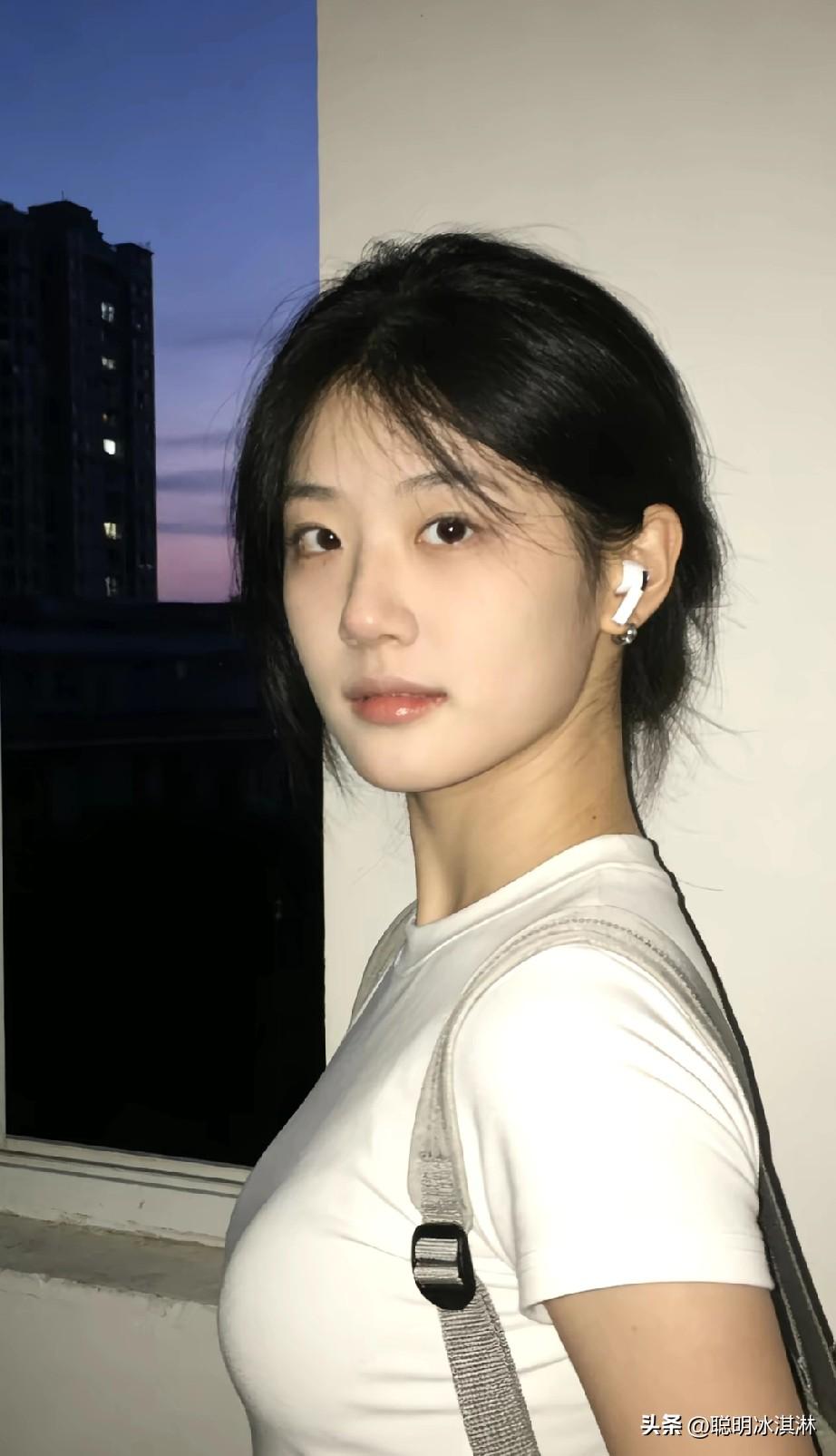 夜晚的少女，耳机里的音乐，背上行囊，开启新的旅程。