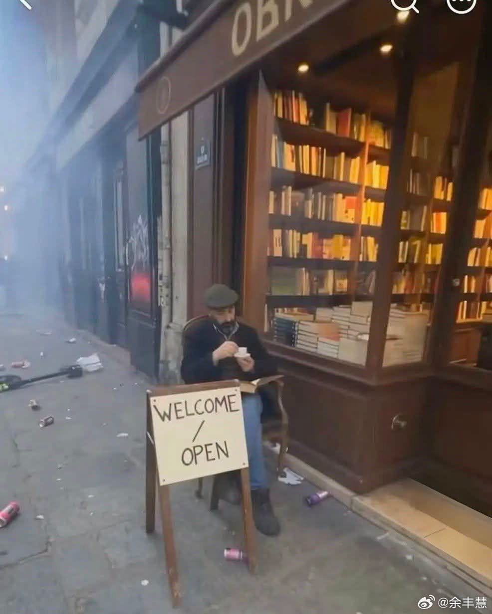 法国暴乱里最魔幻的一幕：很多店都被砸，唯独书店安然无恙在一片狼藉的法国街头，这张