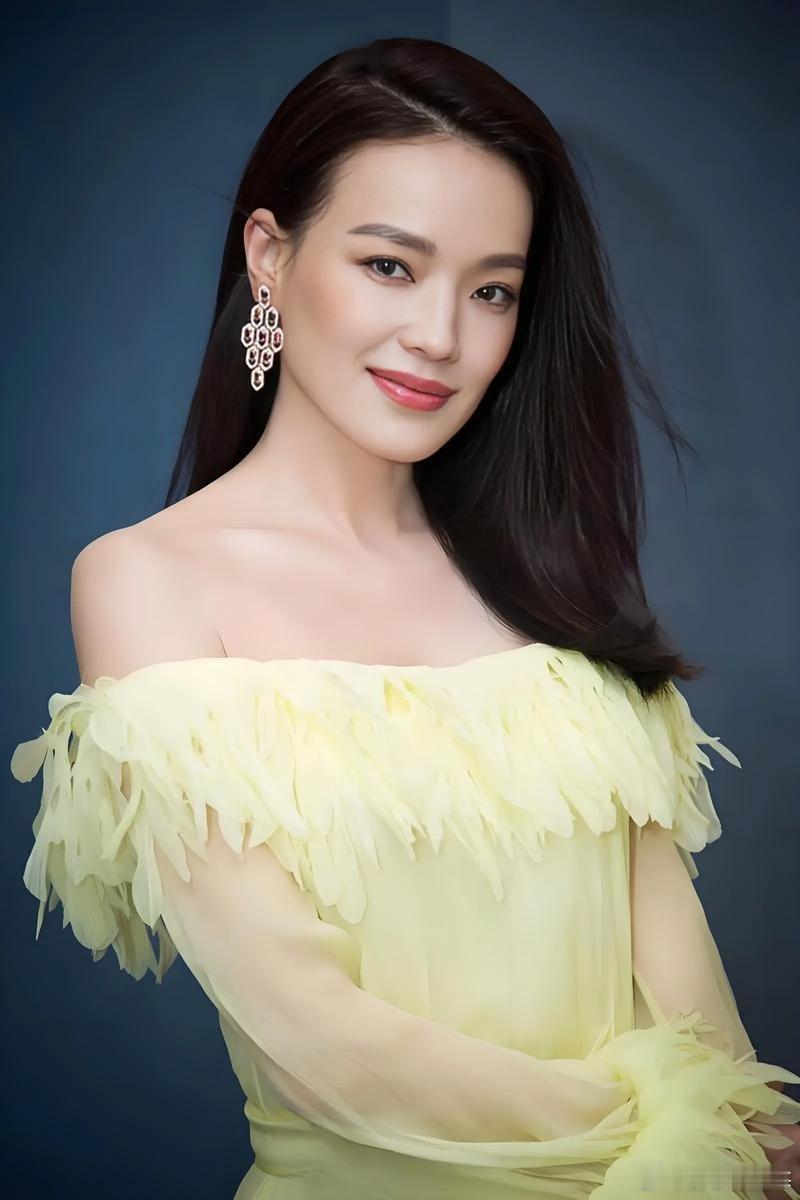 YU7代言人还是舒淇时光沉淀出绝美姿态，舒淇容颜依旧动人，一颦一笑都美得恰到好处