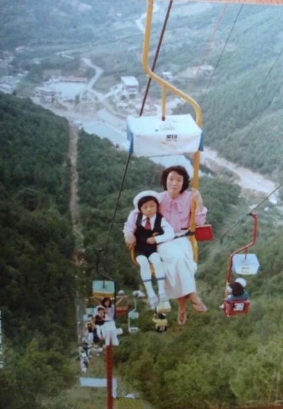 【70年代的旅行照】网络上看到啦这几张照片，据说是上个世纪70年代的旅行照，网络