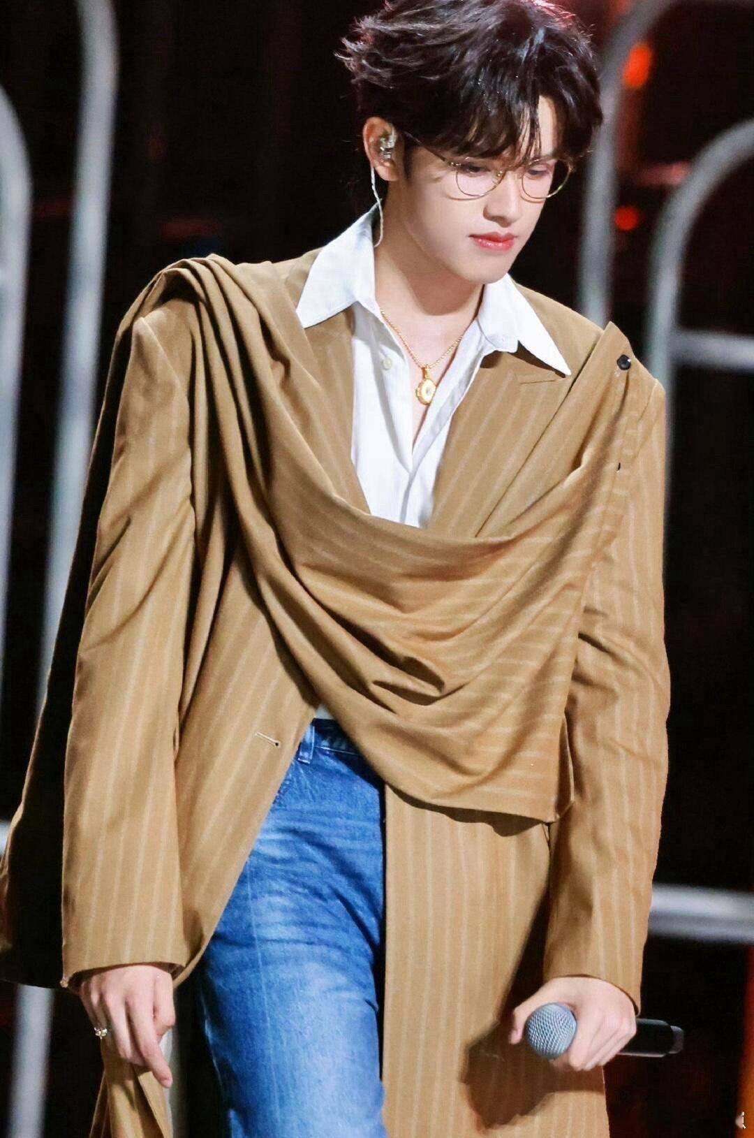 张极全开麦唱功居然这么强 张极这次全开麦真的杀疯了！每一个转音都处理得游刃有余，