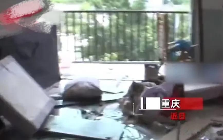重庆，男子在外地打工，五一放假想回老家住几天，结果刚到楼下就惊呆了！他家的窗户居