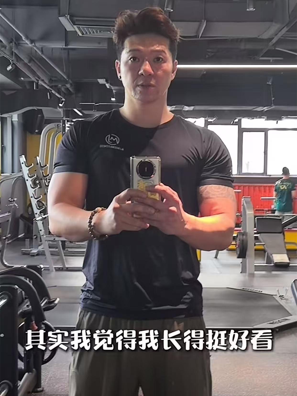 师爷谢金晒健身照，配尚筱菊新歌，被网友扎心提醒，还有半年就又过年了！德云社师爷谢