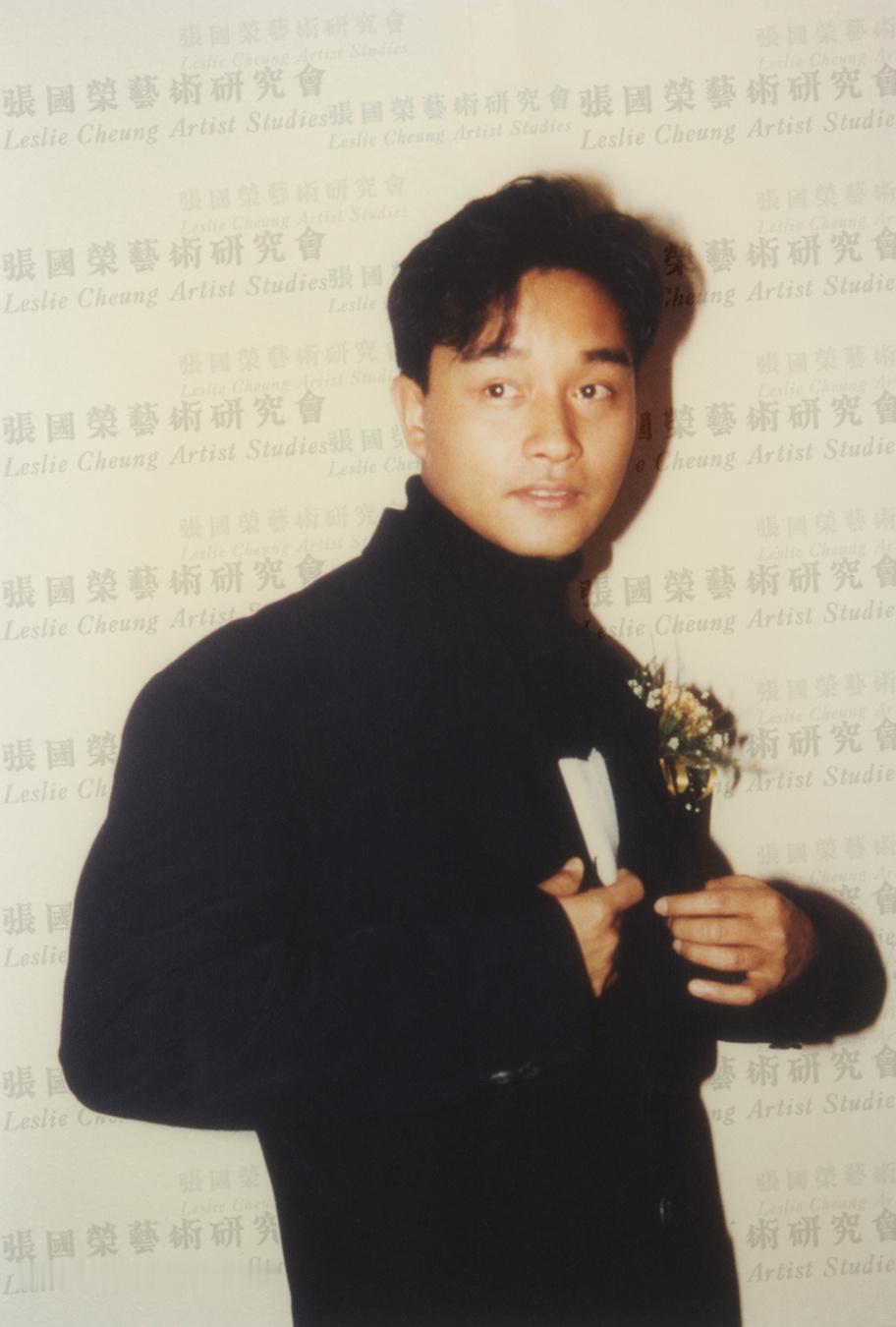 （在配音室遇到张国荣 ），四年没见他，心想他一定不记得小记是何人，于是小记识趣地