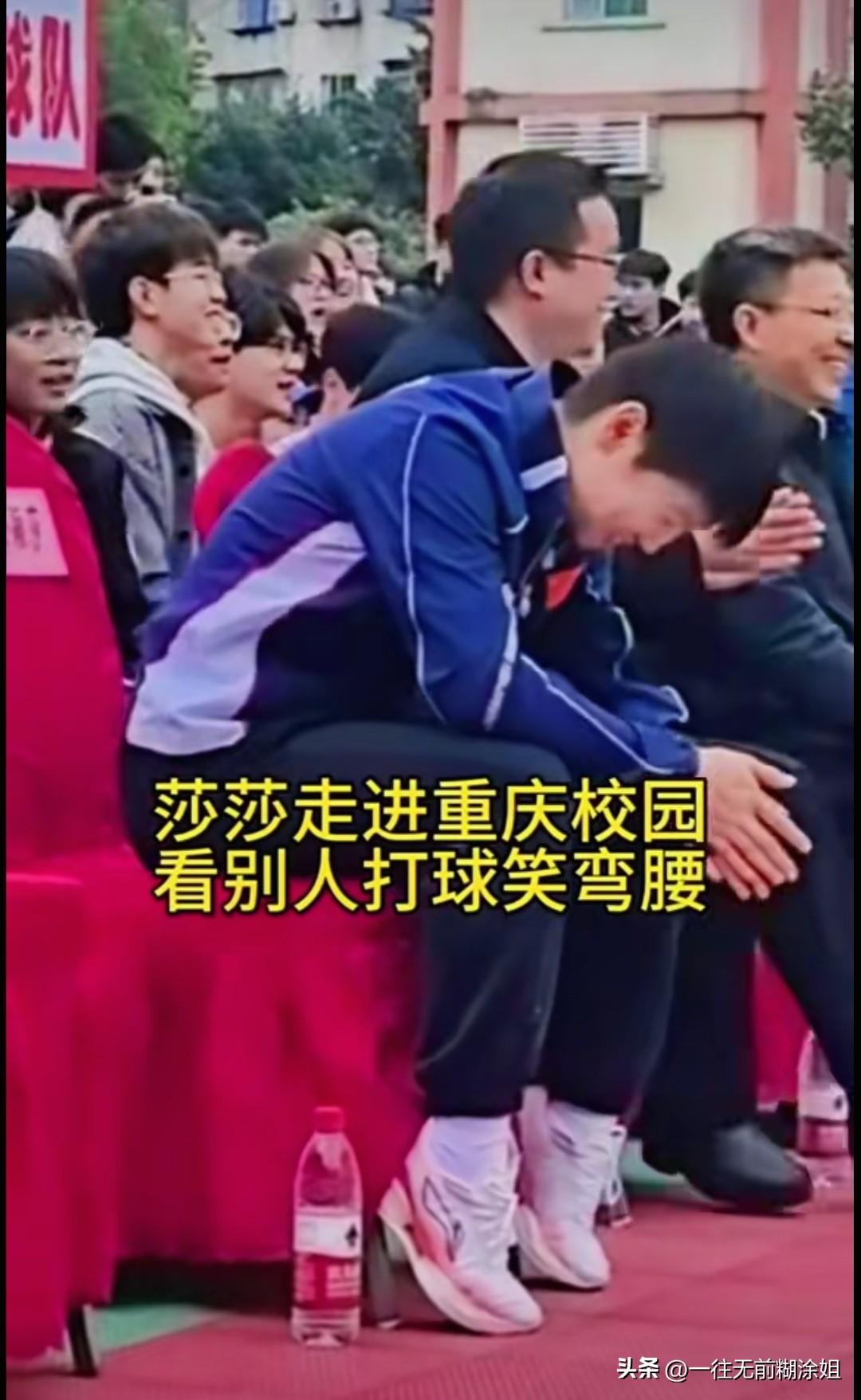 羡慕这位不知名的男生，能与莎莎互动打球。

还真是莎莎走到哪儿都是焦点，她今天走