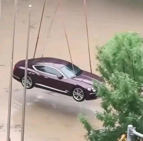 几百块保住百万宾利！沈阳暴雨这哥们的操作，看得我直拍大腿。

沈阳昨夜大雨倾盆，