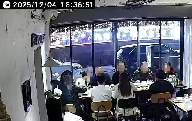 10人聚餐后9人离开，最后1人拒付千元餐费，餐馆已起诉。关键是谁订餐谁付款，如果