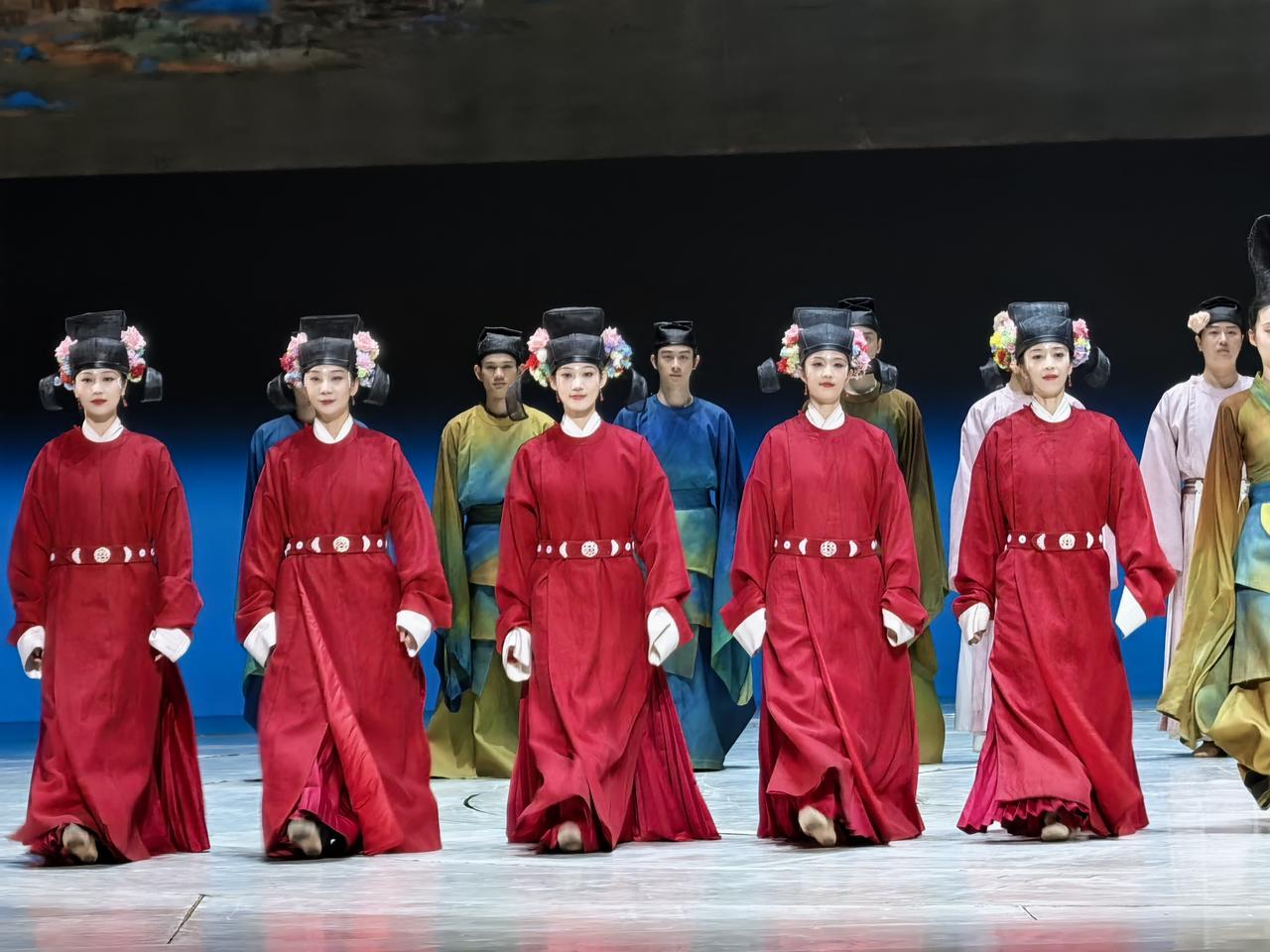 《只此青绿》中这些舞者形象可能来自于《宋真宗皇后坐像》中的侍女形象。