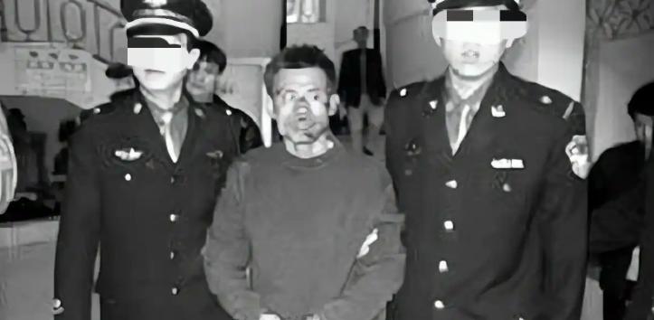 1996 年，一个男的持刀闯入女厕，刺伤两名女工臀部后逃跑！

1996年2月1