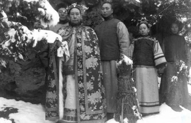 1888年，53岁的慈禧爱上了20岁的侍卫那尔苏，当晚就临幸了他，哪成想，这个举