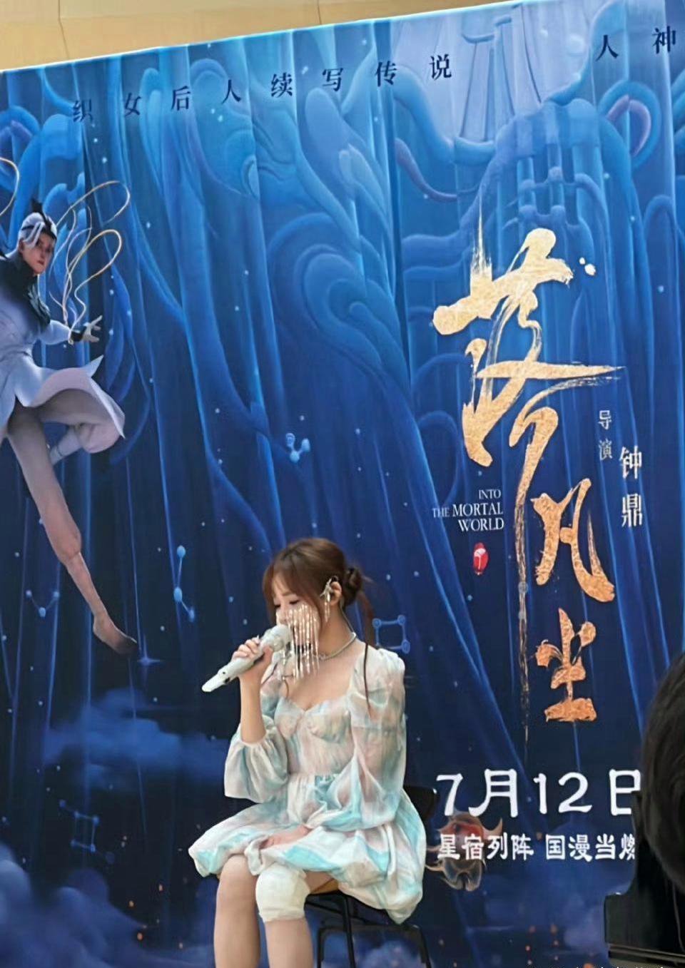 黄霄雲面部腿部受伤。坐着轮椅，带着面纱也要来，不得不说，真是太敬业了 ​​​