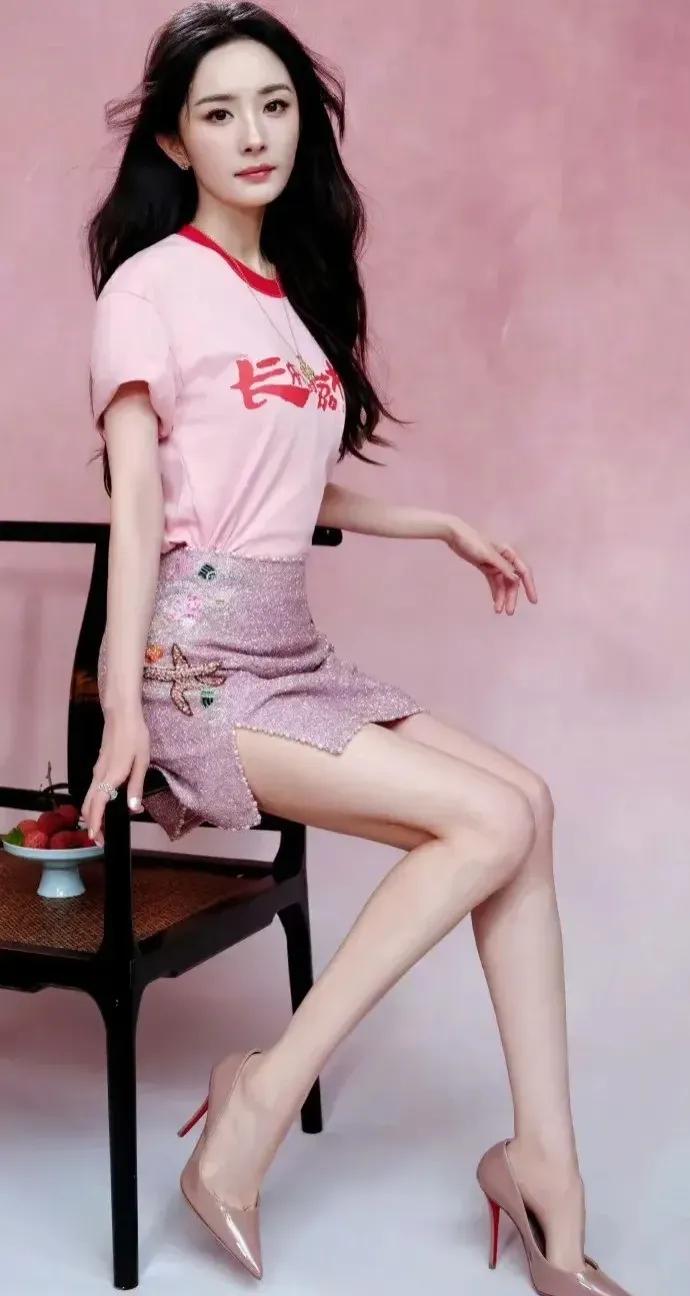 ！
  预告片中，她送别丈夫那场戏，微表情控制堪称一绝，蓄泪不落的凝视、嘴角微颤