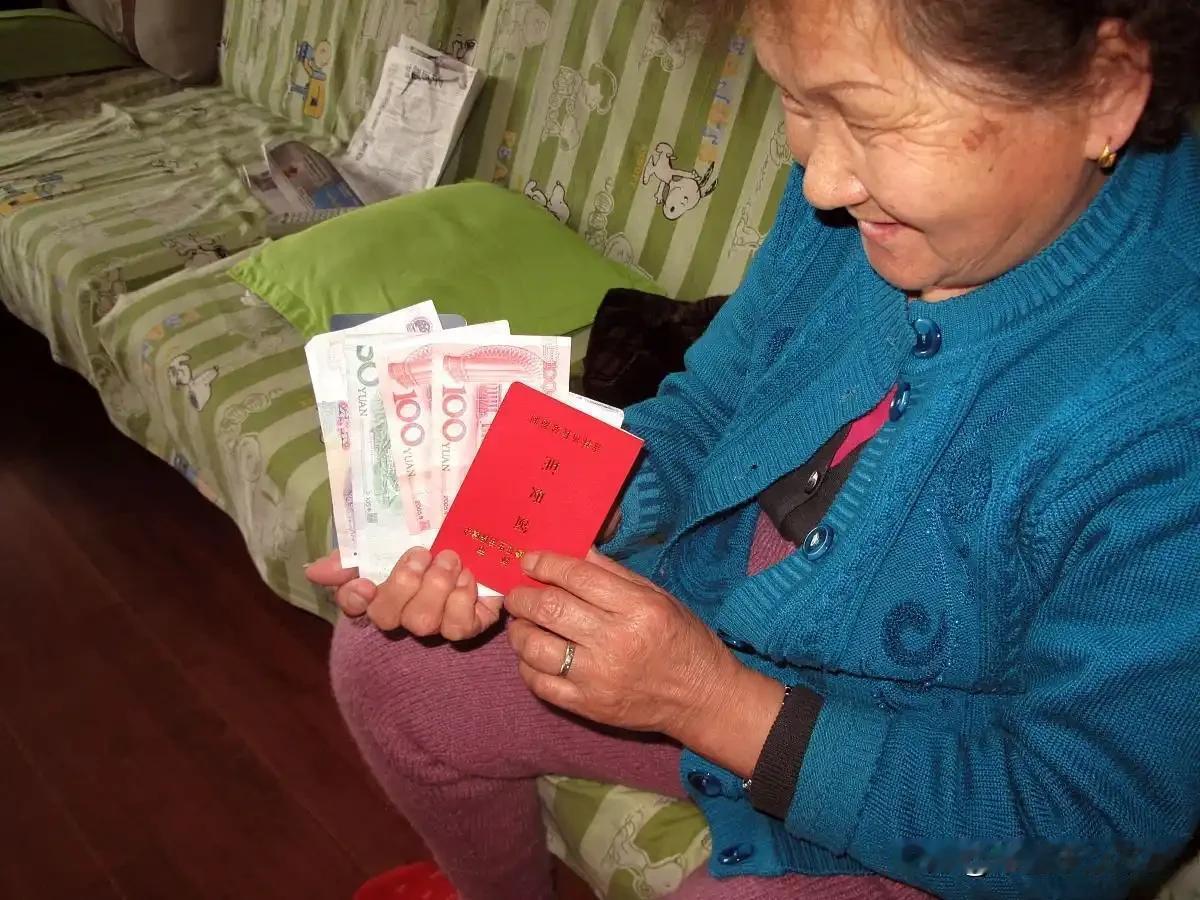我仅有的一千块钱不翼而飞了
邻居80岁的独居老人，几年前因血管病导致半瘫痪，近年