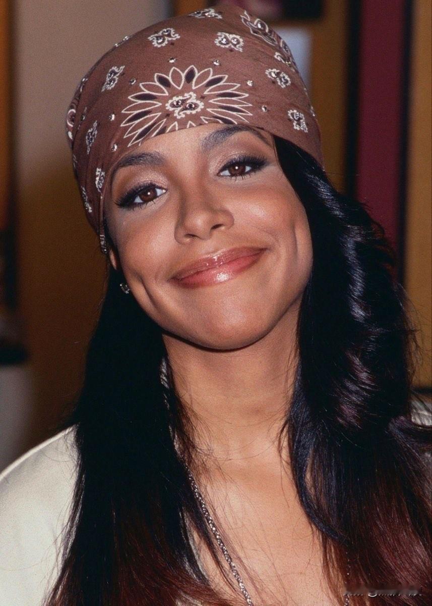 【每次来到美国，都会感到悲伤——因我总是会想起阿丽亚】

阿丽亚是位美国女歌手。