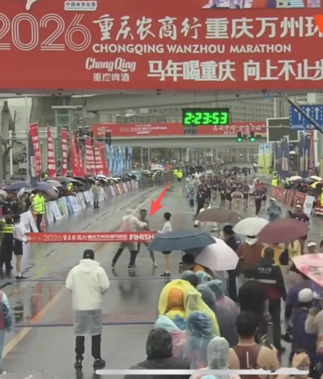 【现场裁判  拦截推搡  冠军选手冲线】后续
1.处罚：涉事裁判，禁赛一年；
2