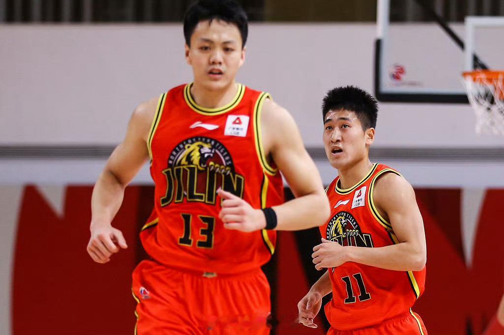 曾经的CBA双姜，姜伟泽谈姜宇星离队：大姜永远都是好大哥，不管他在哪里都会祝福他