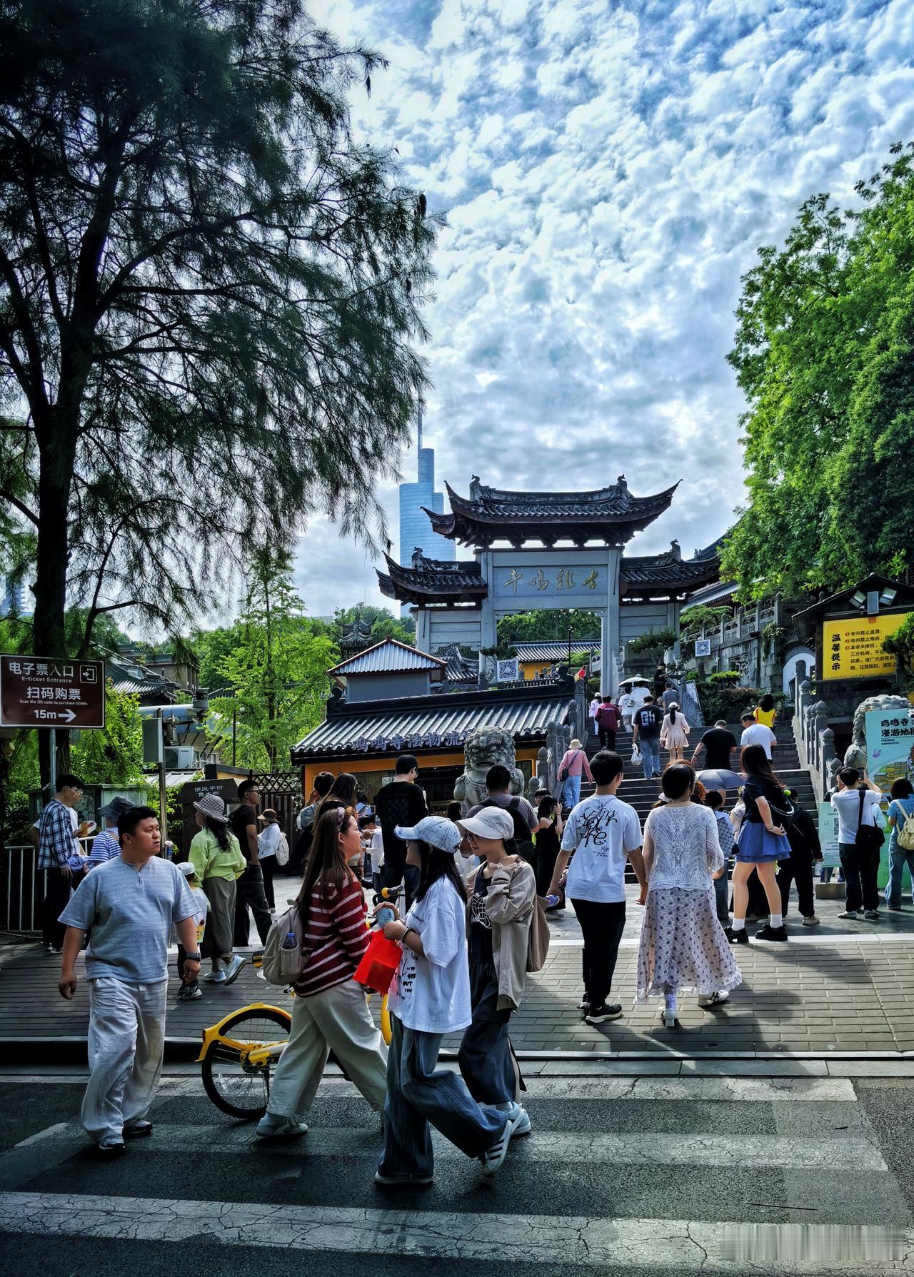 在写这些字时，我的眼睛被屏幕的光刺得有些发酸。犹豫了很久，还是决定和老友们认真道