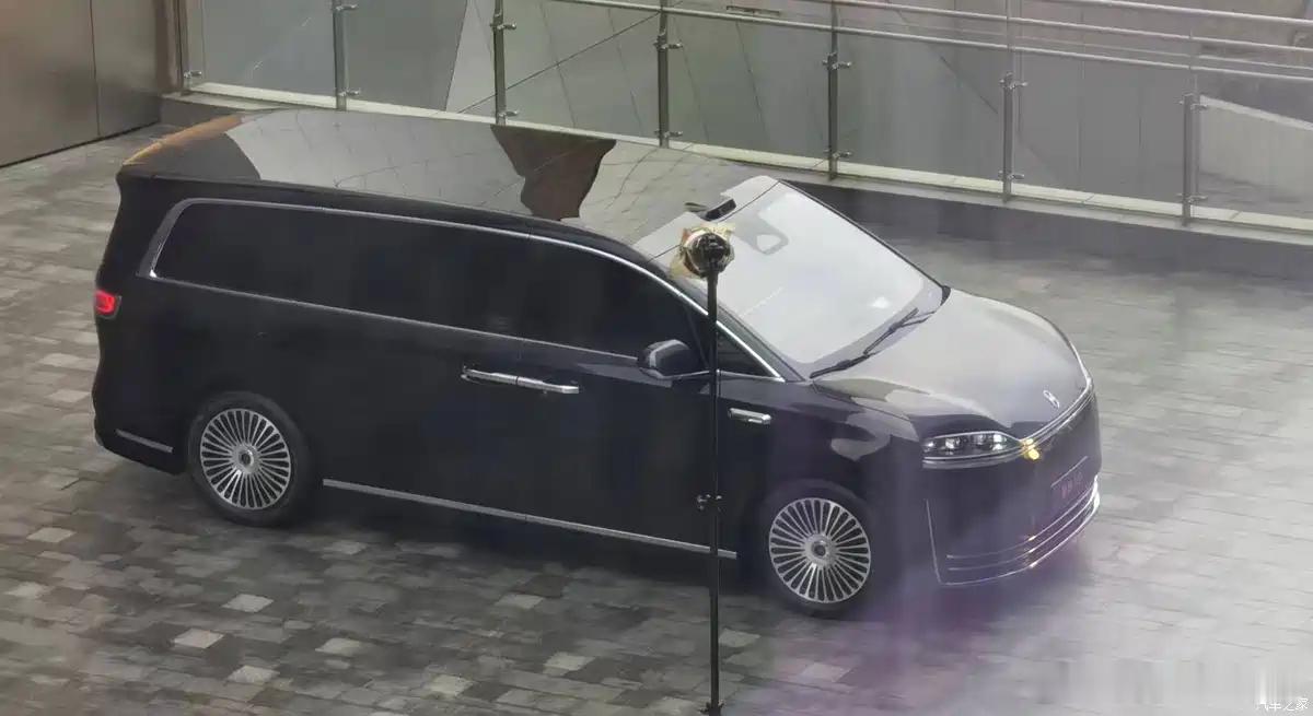 【旗舰级MPV新玩家！智界V9实车曝光，2026年上半年发布】华为智选与奇瑞联手