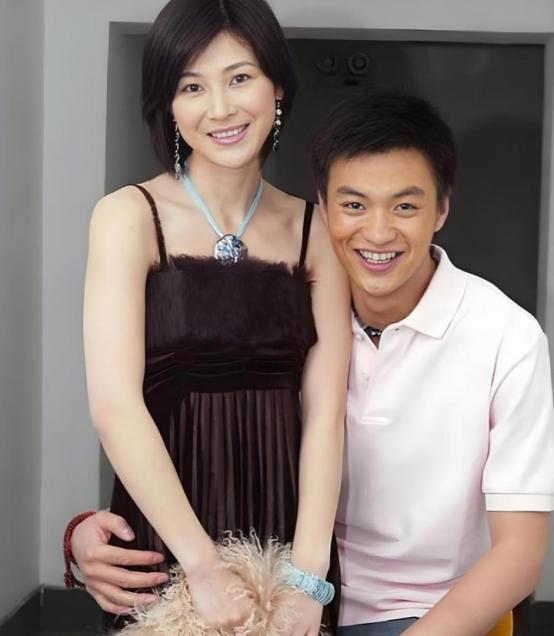 12年前，身家高达50亿元的温州富商周旭辉，被传瞒着原配妻子，追求曾在剧中饰演“