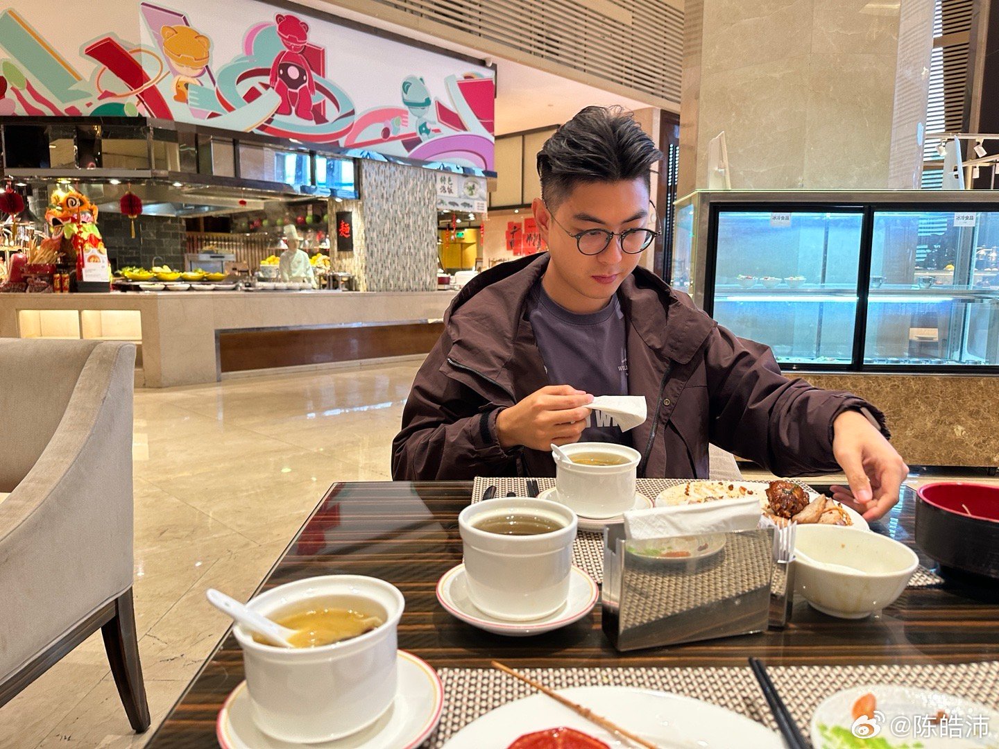 跟着吃饭就是好，厨房大师傅老远就认得他，还特意给我们装了两碗“粗嘢”这碗翅在自助