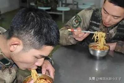 一次夜间执勤换岗，已经是后半夜。和战友走进炊事班，这里就是军营的“深夜食堂”。炊