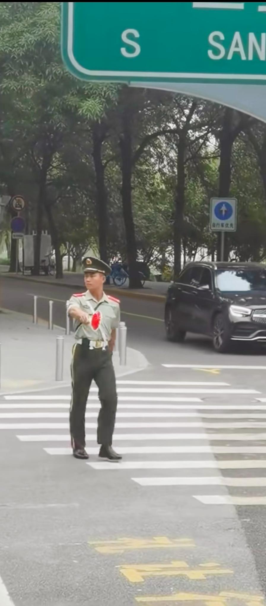 将军指路，车马徐行。