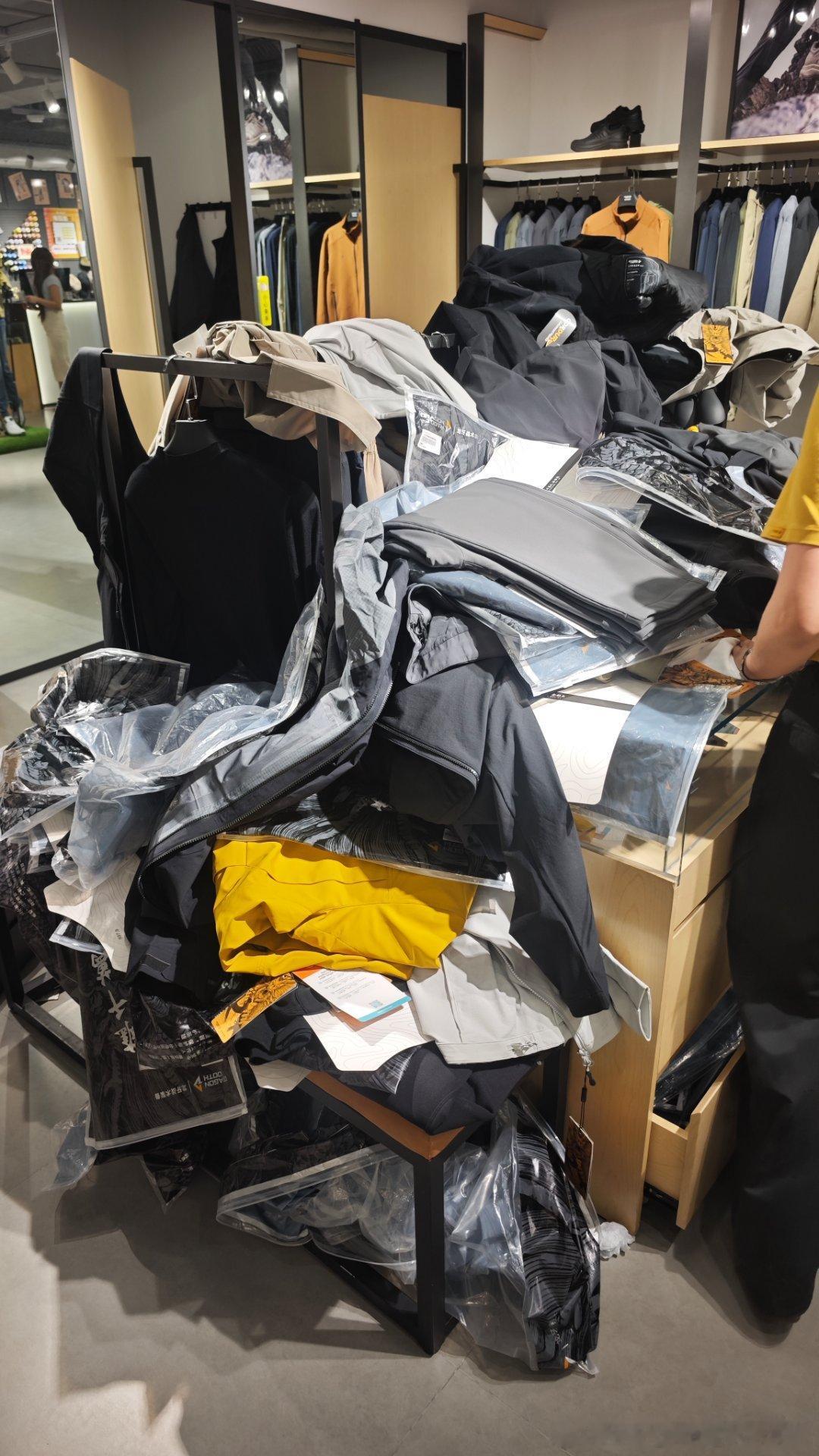西安身边事 龙牙西安实体店，那是真热闹。[淡淡的][淡淡的][淡淡的]  ​​​